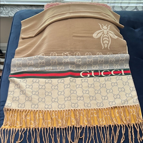 Gucci Tan and Cream Scarf with Bee Design - Picture 1 of 4